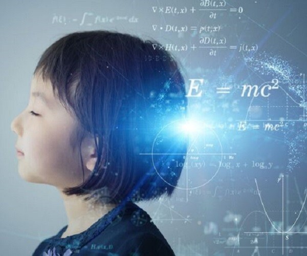 Trò chuyện nhiều với trẻ về các chủ đề hàng ngày
