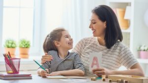 Đọc to và khuyến khích trẻ tự đọc