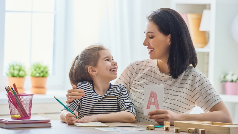 Đọc to và khuyến khích trẻ tự đọc