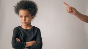 Tại sao câu nói "Con làm mẹ xấu hổ" có thể gây tổn thương?